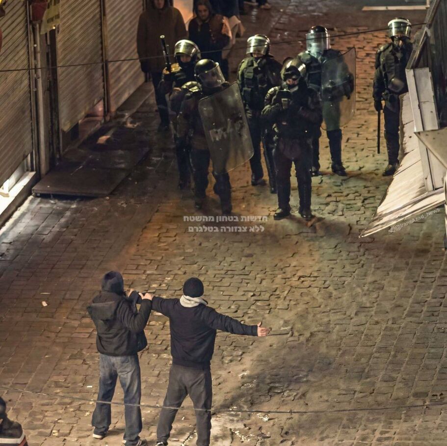 ▲▼血腥鎮壓逾60死！伊朗情侶走向槍口　女性點菸「燒最高領袖照片」。（圖／翻攝X）