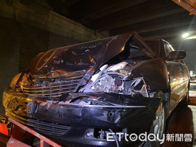國道1號三車連環撞！小客車遭「三明治夾擊」全毀　2駕駛掛彩送醫