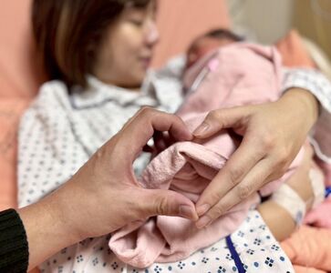 「學姊」黃瀞瑩生了！　曬一家三口合照：寶貝歡迎你來到地球