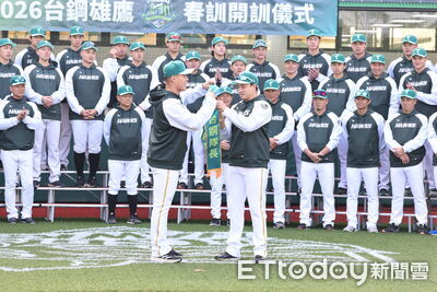 隊長交棒不退場！王柏融霸氣喊「我還在」　開心重逢老戰友