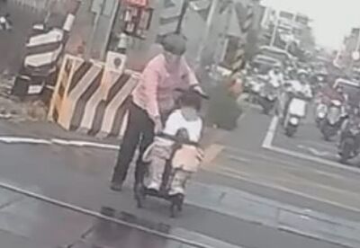 娃娃車過平交道卡鐵軌！嬤孫嚇到腿軟　外送員、路人狂奔解危