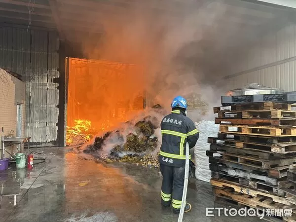 ▲嘉義縣大林鎮金紙工廠驚傳火警。（圖／記者翁伊森翻攝）
