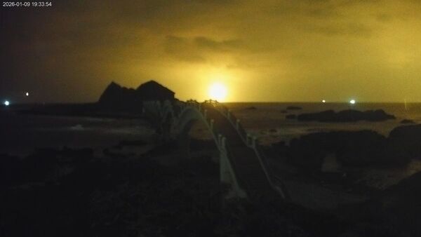 ▲▼三仙台鏡頭直擊海面照明彈，夜搜畫面曝光。（圖／翻攝自YouTube／東部海岸國家風景區管理處）