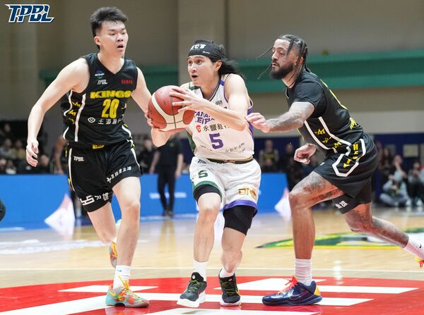 ▲雲豹高錦瑋、克羅馬，國王沃許本。（圖／TPBL職籃）