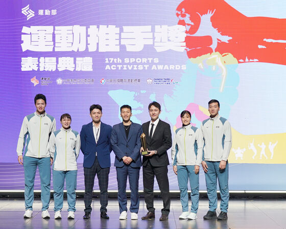 ▲中租青年展望基金會獲運動部2025年運動推手獎贊助類金質獎表揚，中租基金會運動推廣部主任楊鈞翔（右3）與中租基金會資深教練黃博翊（左3）率中租羽球隊隊員吳軒毅（左1）、楊筑云（左2）、黃瀞平（右2）、江建葦（右1）一同上台授獎。（圖／中租提供）
