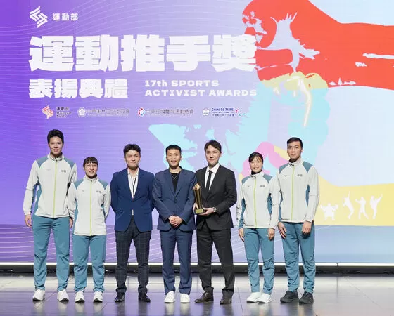 ▲中租青年展望基金會獲運動部2025年運動推手獎贊助類金質獎表揚，中租基金會運動推廣部主任楊鈞翔（右3）與中租基金會資深教練黃博翊（左3）率中租羽球隊隊員吳軒毅（左1）、楊筑云（左2）、黃瀞平（右2）、江建葦（右1）一同上台授獎。（圖／中租提供）