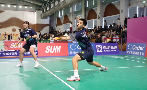▲中租企業羽球隊在2026第1次全國羽球排名賽包辦3金1銀，再度締造佳績。圖為此次混甲雙冠軍楊博智（右）與楊筑云（左）。（圖／中租提供）