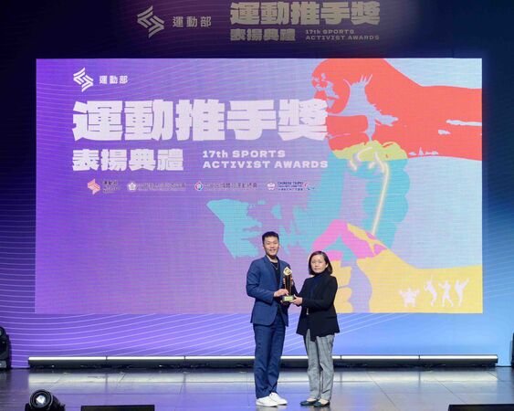 ▲富邦人壽運動推手獎獲頒「贊助類金質獎」、「贊助類長期贊助獎」，運動部李洋部長(左)頒獎予富邦人壽陳秀玲資深副總經理(右)。（圖／富邦金控提供）