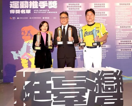 ▲中國信託銀行與台灣人壽攜手囊括運動部「運動推手獎」6項大獎，中信金控董事會秘書長高人傑（中）、台灣人壽副總經理孫紀蘭（左）與中信兄弟球員詹子賢（右）共同合影。（圖／中信金控提供。）