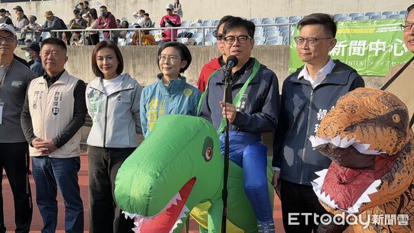 ▲陳其邁出席馬拉松，穿恐龍裝             。（圖／記者吳世龍攝）