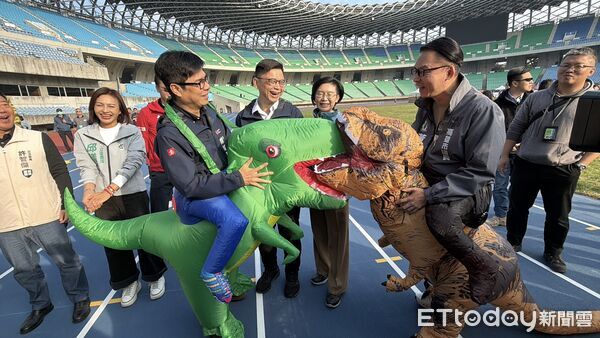 ▲陳其邁出席馬拉松，穿恐龍裝             。（圖／記者吳世龍攝）