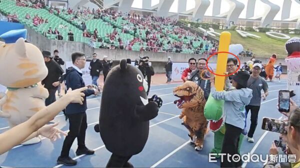 ▲遊戲當中，陳其邁「交棒」給邱議瑩           。（圖／記者吳世龍攝）