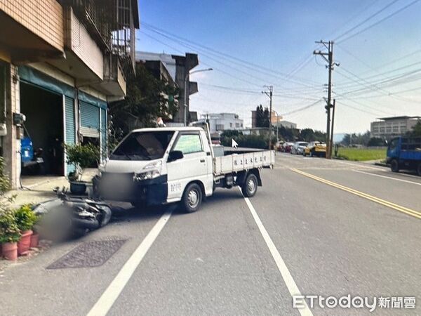 ▲▼             苗栗騎士撞上路邊倒車的貨車，傷重不治。（圖／記者楊永盛翻攝，下同）