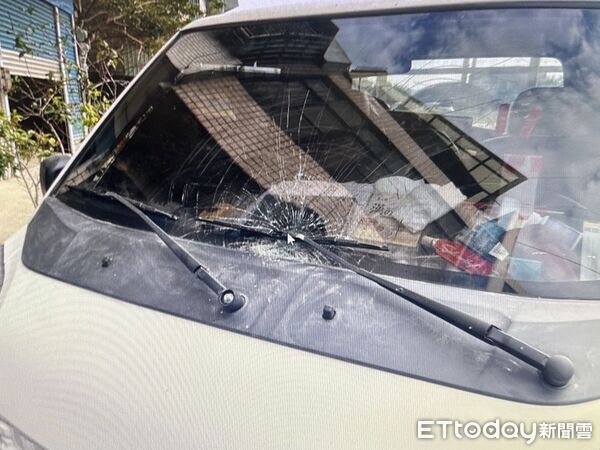 ▲▼             苗栗騎士撞上路邊倒車的貨車，傷重不治。（圖／記者楊永盛翻攝，下同）