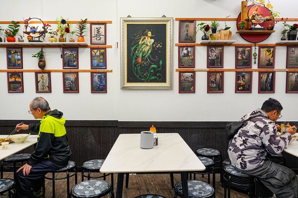 ▲▼新竹城隍廟美食推薦「九添福牛肉麵」，米其林實力好店，超浮誇大份量牛肉麵。（圖／部落客珊莎提供）