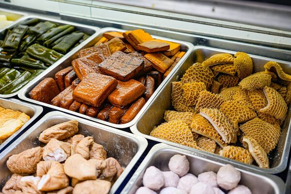 ▲▼新竹城隍廟美食推薦「九添福牛肉麵」，米其林實力好店，超浮誇大份量牛肉麵。（圖／部落客珊莎提供）