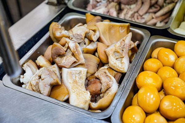 ▲▼新竹城隍廟美食推薦「九添福牛肉麵」，米其林實力好店，超浮誇大份量牛肉麵。（圖／部落客珊莎提供）