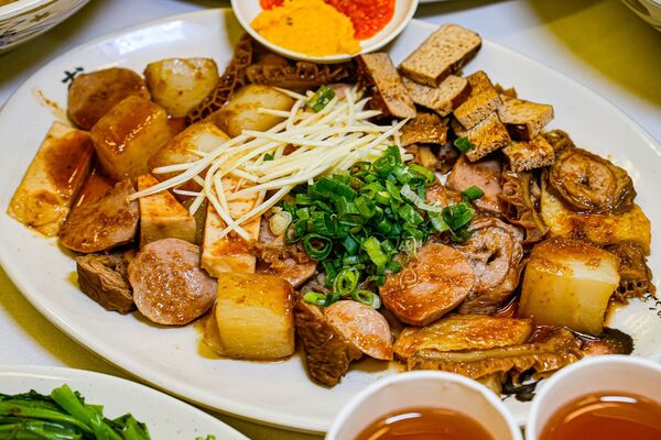 ▲▼新竹城隍廟美食推薦「九添福牛肉麵」，米其林實力好店，超浮誇大份量牛肉麵。（圖／部落客珊莎提供）