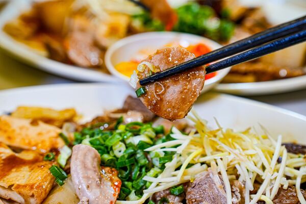 ▲▼新竹城隍廟美食推薦「九添福牛肉麵」，米其林實力好店，超浮誇大份量牛肉麵。（圖／部落客珊莎提供）