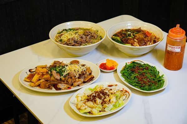 ▲▼新竹城隍廟美食推薦「九添福牛肉麵」，米其林實力好店，超浮誇大份量牛肉麵。（圖／部落客珊莎提供）