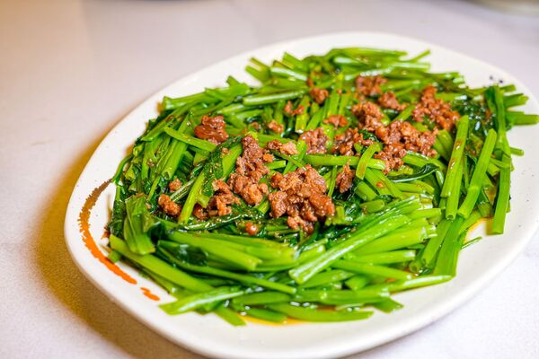 ▲▼新竹城隍廟美食推薦「九添福牛肉麵」，米其林實力好店，超浮誇大份量牛肉麵。（圖／部落客珊莎提供）