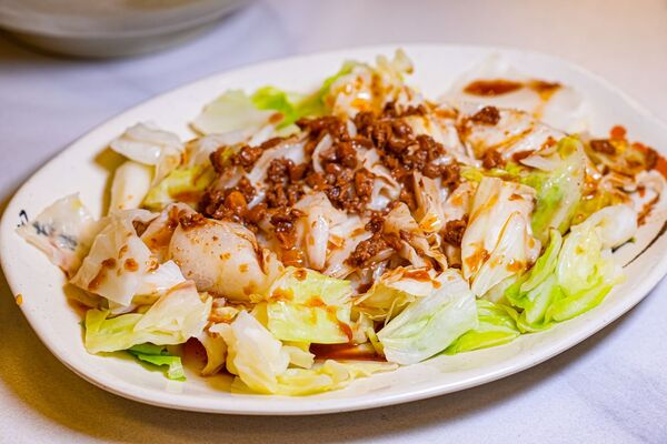 ▲▼新竹城隍廟美食推薦「九添福牛肉麵」，米其林實力好店，超浮誇大份量牛肉麵。（圖／部落客珊莎提供）