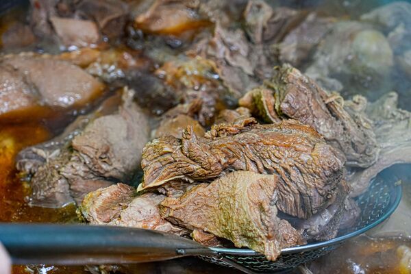 ▲▼新竹城隍廟美食推薦「九添福牛肉麵」，米其林實力好店，超浮誇大份量牛肉麵。（圖／部落客珊莎提供）