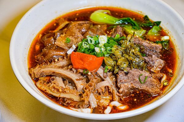 ▲▼新竹城隍廟美食推薦「九添福牛肉麵」，米其林實力好店，超浮誇大份量牛肉麵。（圖／部落客珊莎提供）