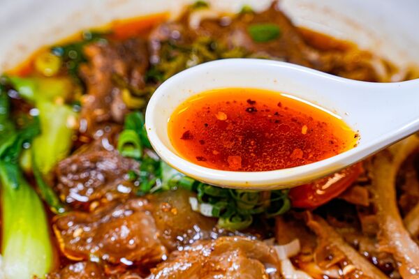 ▲▼新竹城隍廟美食推薦「九添福牛肉麵」，米其林實力好店，超浮誇大份量牛肉麵。（圖／部落客珊莎提供）