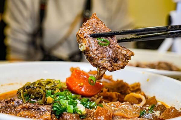 ▲▼新竹城隍廟美食推薦「九添福牛肉麵」，米其林實力好店，超浮誇大份量牛肉麵。（圖／部落客珊莎提供）