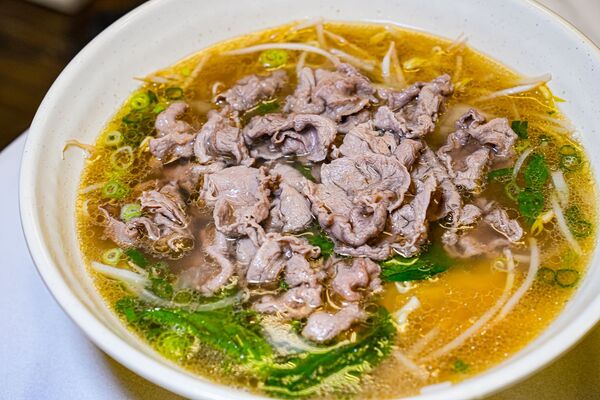 ▲▼新竹城隍廟美食推薦「九添福牛肉麵」，米其林實力好店，超浮誇大份量牛肉麵。（圖／部落客珊莎提供）