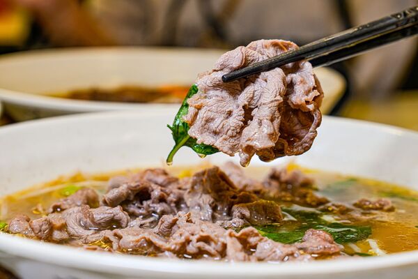 ▲▼新竹城隍廟美食推薦「九添福牛肉麵」，米其林實力好店，超浮誇大份量牛肉麵。（圖／部落客珊莎提供）