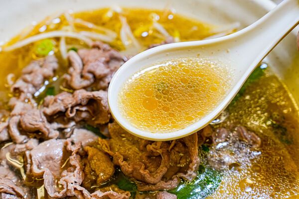 ▲▼新竹城隍廟美食推薦「九添福牛肉麵」，米其林實力好店，超浮誇大份量牛肉麵。（圖／部落客珊莎提供）