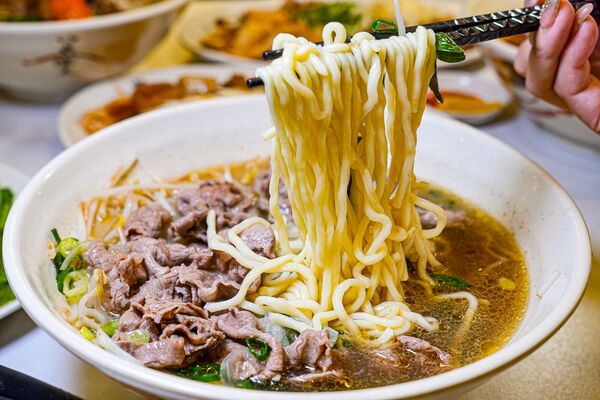 ▲▼新竹城隍廟美食推薦「九添福牛肉麵」，米其林實力好店，超浮誇大份量牛肉麵。（圖／部落客珊莎提供）