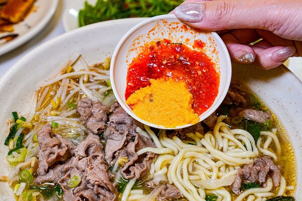 ▲▼新竹城隍廟美食推薦「九添福牛肉麵」，米其林實力好店，超浮誇大份量牛肉麵。（圖／部落客珊莎提供）