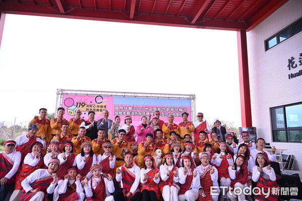 ▲▼國際扶輪3501地區與新竹凱蒂扶輪社捐贈「特種搜救隊中型巴士」給花蓮縣消防局，由縣長徐榛蔚親自主持並代表受贈。（圖／花蓮縣政府提供，下同）