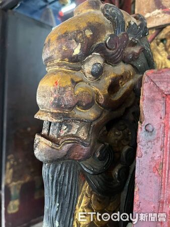 ▲台南市縣城隍廟黑令旗及儀仗遭人破壞，警方調閱監視器迅查獲涉案許姓男子依法偵辦。（記者林東良翻攝，下同）