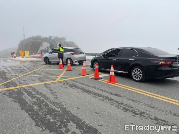 ▲▼今（10）日武嶺地區因積雪及道路結冰。（圖／記者高堂堯翻攝)