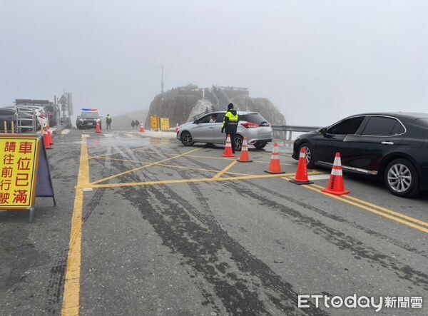 ▲▼今（10）日武嶺地區因積雪及道路結冰。（圖／記者高堂堯翻攝)