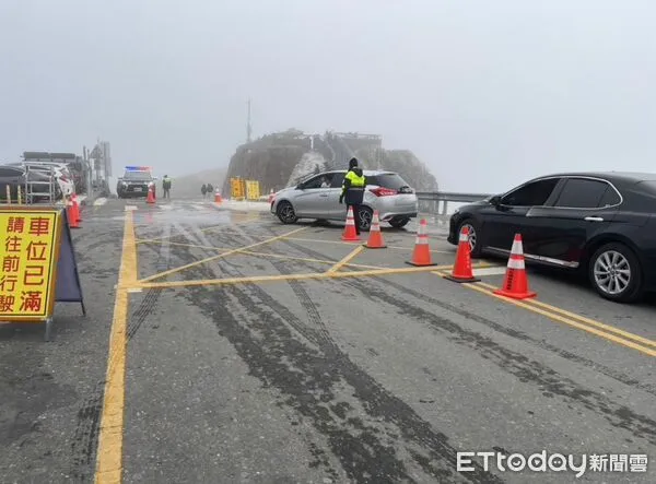 ▲▼今（10）日武嶺地區因積雪及道路結冰。（圖／記者高堂堯翻攝)