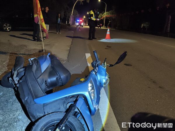 ▲▼金門王姓民眾夜間散步遭機車追撞，造成右小腿骨折送醫。(圖／金門縣警察局金湖分局提供)