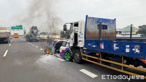 ▲▼陳姓車主將愛車彩繪成勝利衝鋒配色，沒想到在台88快速道路等候下交流道時，遭後方大貨車追撞，導致愛車起火燃燒焚毀。（圖／記者吳世龍翻攝）