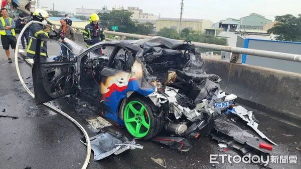 ▲▼陳姓車主將愛車彩繪成勝利衝鋒配色，沒想到在台88快速道路等候下交流道時，遭後方大貨車追撞，導致愛車起火燃燒焚毀。（圖／記者吳世龍翻攝）