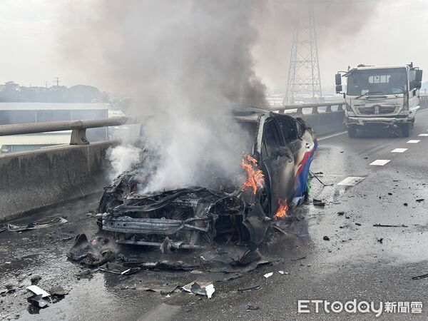 ▲▼陳姓車主將愛車彩繪成勝利衝鋒配色，沒想到在台88快速道路等候下交流道時，遭後方大貨車追撞，導致愛車起火燃燒焚毀。（圖／記者吳世龍翻攝）