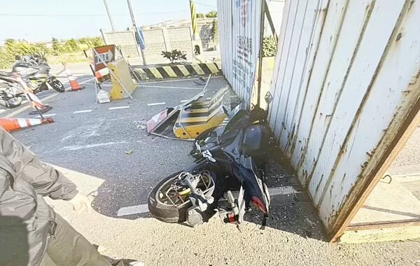 ▲桃園市大園區海港路今天清晨發生機車自撞施工護欄事故，大園警消據報到場處理。（圖／大園警方提供）