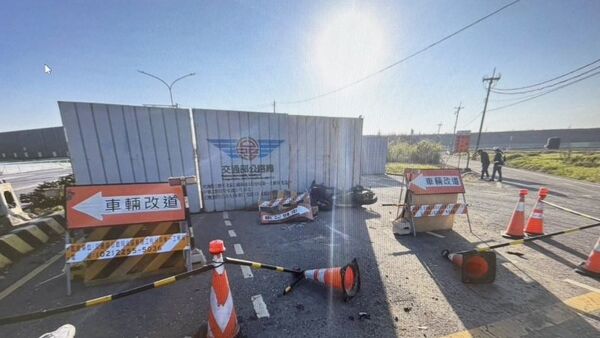 ▲桃園市大園區海港路今天清晨發生機車自撞施工護欄事故，現場一片凌亂。（圖／大園警方提供）