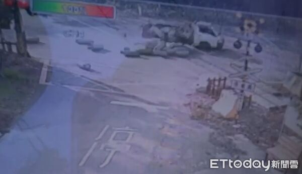 ▲貨車轉彎時車上瓦斯鋼瓶滾落在平交道，場面十分驚悚。（圖／記者翁伊森翻攝）