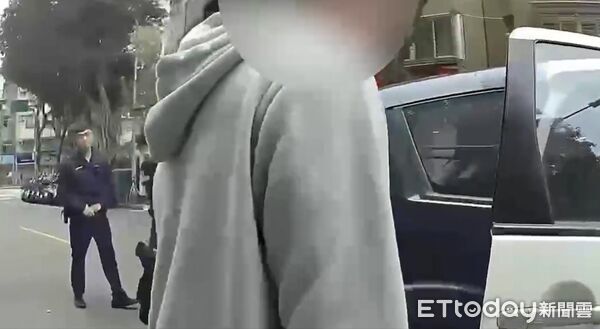 ▲▼洗腦女子當車手取百萬，她幡然醒悟拒交贓款，當街被車手頭壓制在地。（圖／記者邱中岳翻攝）