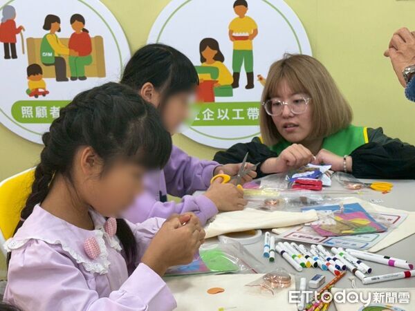 ▲▼新春送暖感恩圍爐首場於光復高職舉辦，設席50桌逾500人共享團圓時光，為復原路上的家庭送上新年祝福。（圖／芥菜種會提供，下同）