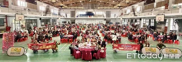 ▲▼新春送暖感恩圍爐首場於光復高職舉辦，設席50桌逾500人共享團圓時光，為復原路上的家庭送上新年祝福。（圖／芥菜種會提供，下同）